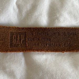 Gap brown leather belt with goldtone buckle. Nice detail by the buckle